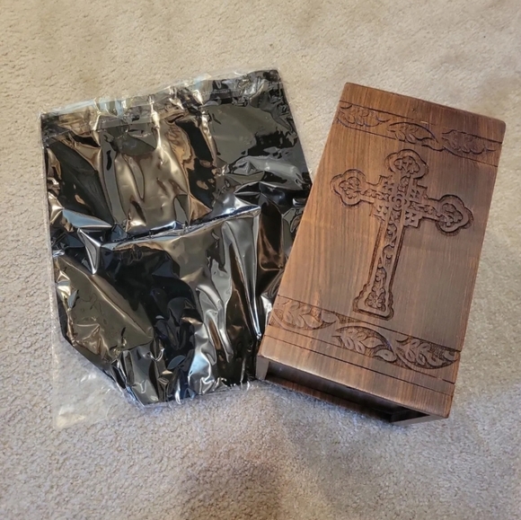 Rosewood Cross Tower Funeral Cremation Urn New with blk velvet bag - Picture 1 of 10